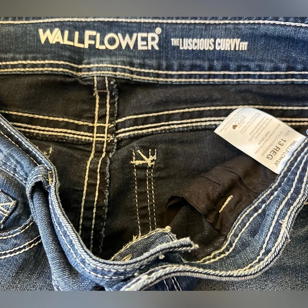Wallflower Luscious Curvy Fit Women’s Medium Washed Boot Cut Jeans Size 13 Reg! - Picture 7 of 10